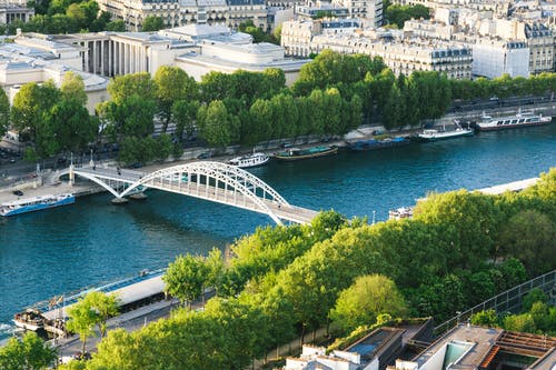 白天在城市中部水运河上的白钢桥 · 免费素材图片