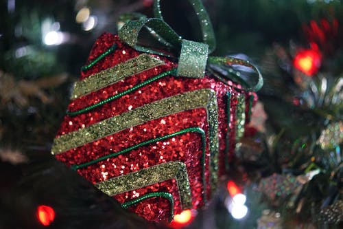 红色和绿色的圣诞树装饰 · 免费素材图片