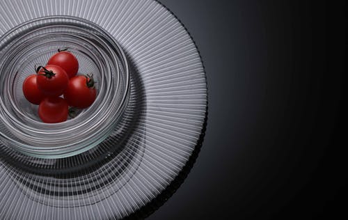 在透明玻璃碗上的五个西红柿 · 免费素材图片