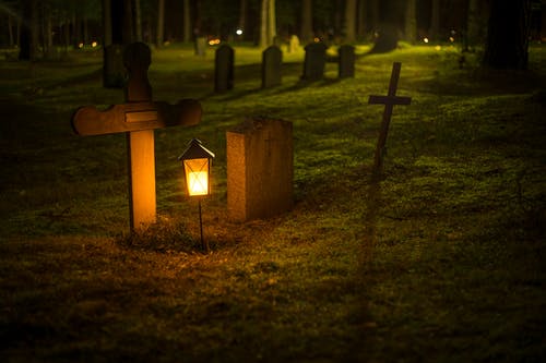 公墓灯笼的选择性聚焦照片 · 免费素材图片