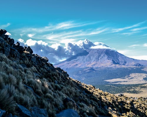 布朗山在白云和蓝天下 · 免费素材图片