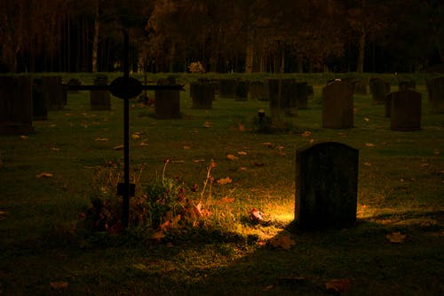 坟墓的剪影 · 免费素材图片