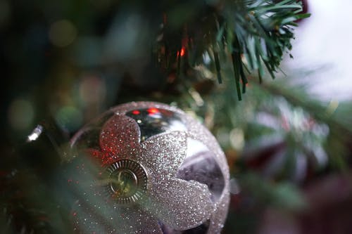 挂在圣诞树上的银色圣诞摆设 · 免费素材图片