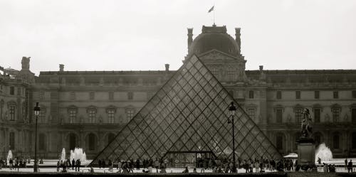 罗浮宫博物馆在白天 · 免费素材图片