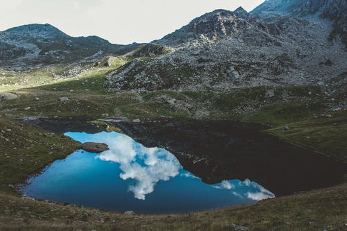 水体和山体的风景照片 · 免费素材图片