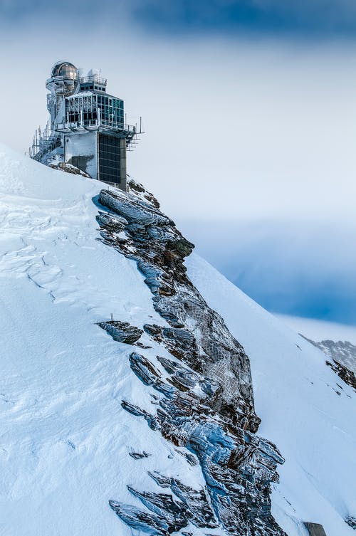 雪山中的建筑物的照片 · 免费素材图片