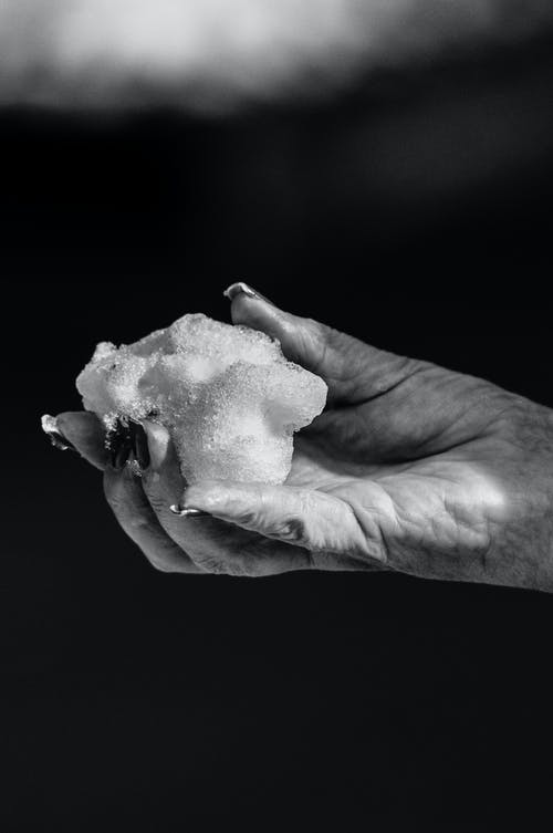 手拿着雪的黑白照片 · 免费素材图片