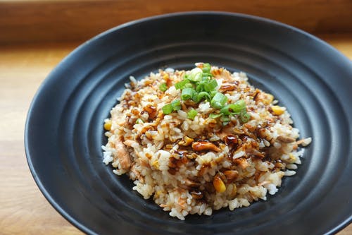 黑色陶瓷板上煮好的米饭 · 免费素材图片
