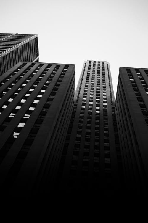 高层建筑的单色照片 · 免费素材图片