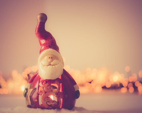 圣诞老人公仔的浅焦点摄影 · 免费素材图片