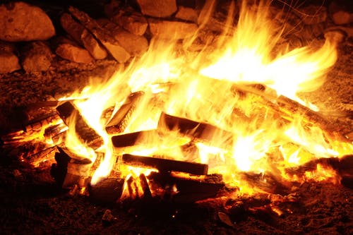 篝火与木柴很多 · 免费素材图片