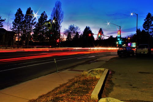 汽车在黎明时移的延时照片 · 免费素材图片