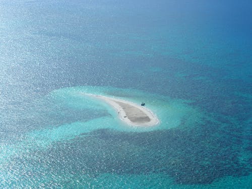白天的椭圆形白沙岛 · 免费素材图片