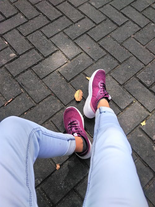 人穿紫色低帮运动鞋 · 免费素材图片