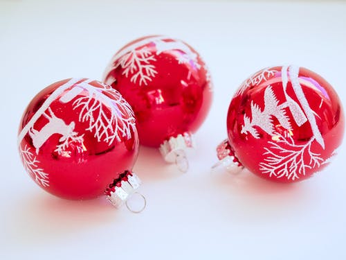 三个白色和红色圣诞树印刷的小玩意 · 免费素材图片