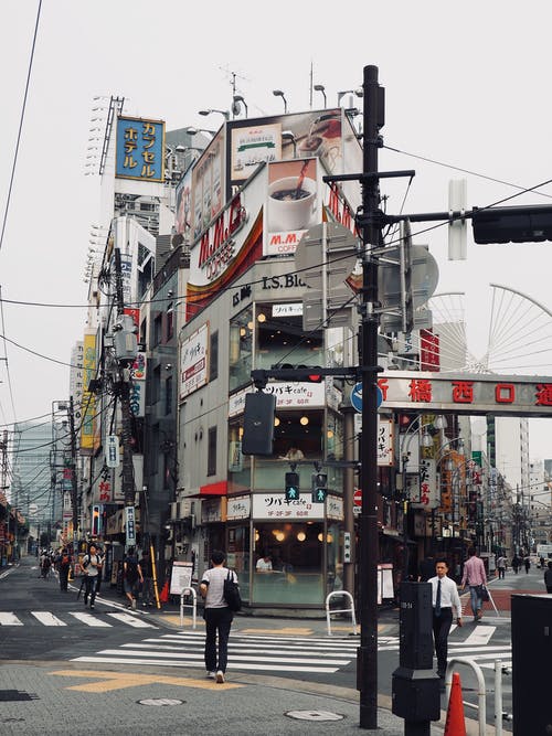 两名男子横穿行人专用道 · 免费素材图片