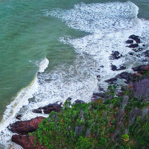 胰岛旁的海滨航拍 · 免费素材图片