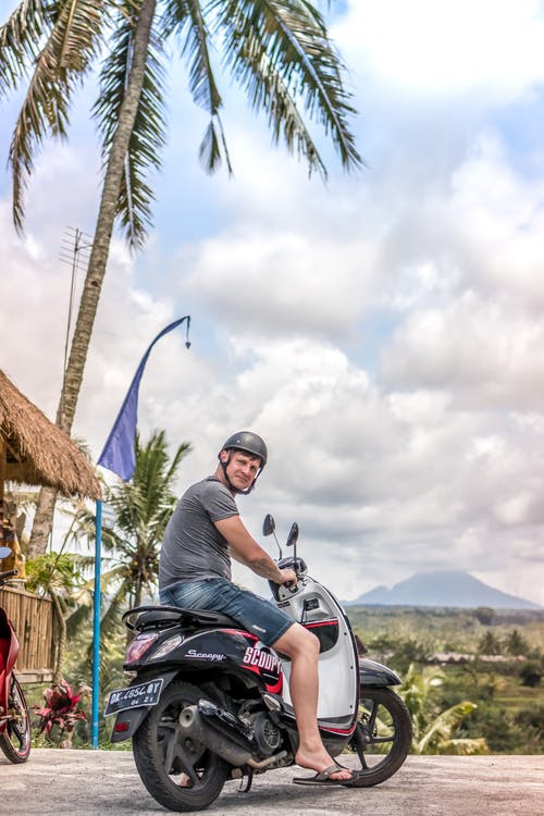 男子骑小型摩托车 · 免费素材图片