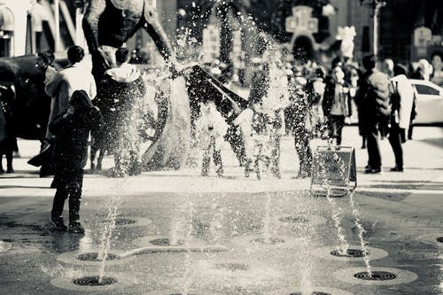 喷泉和人的黑白照片 · 免费素材图片