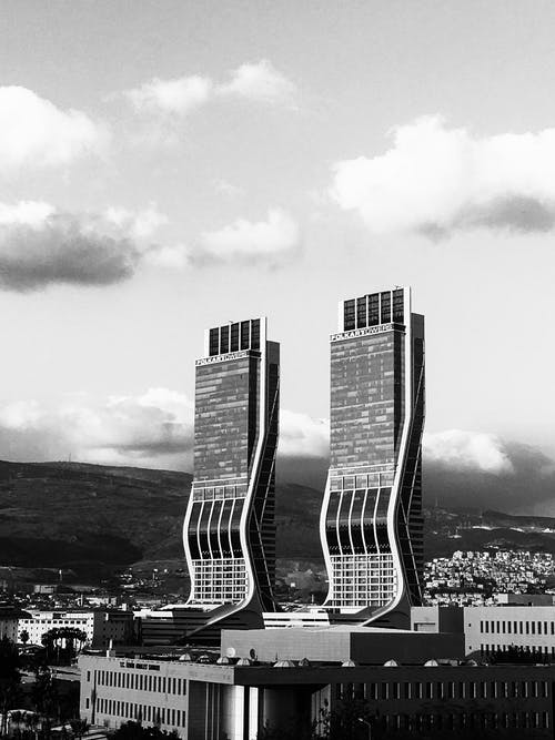 两座高层建筑的灰度摄影 · 免费素材图片