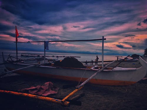 黎明时分的白色渔船 · 免费素材图片