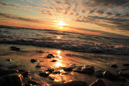 海洋在日落时拍的照片 · 免费素材图片
