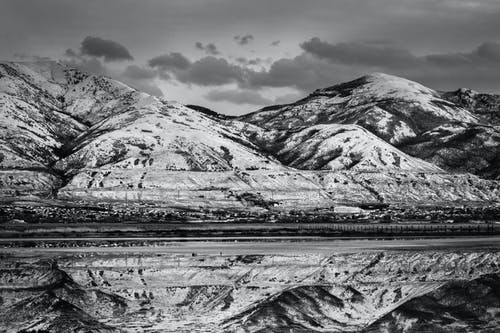 山脉景观图的灰度照片 · 免费素材图片