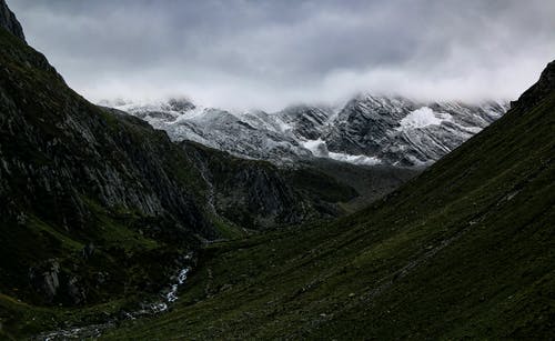 多云的天空下的山谷 · 免费素材图片