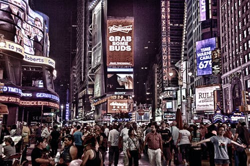在纽约市的街道上行走的人的照片 · 免费素材图片