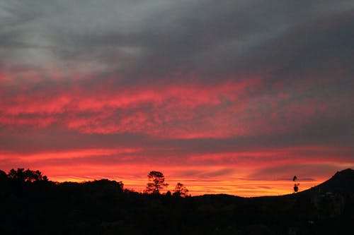 金侯期间红色和灰色多云的天空下的山 · 免费素材图片