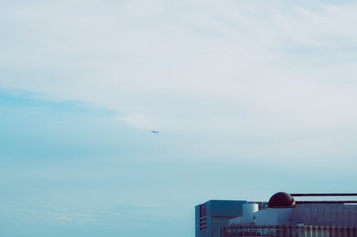 飞机飞上蓝天 · 免费素材图片