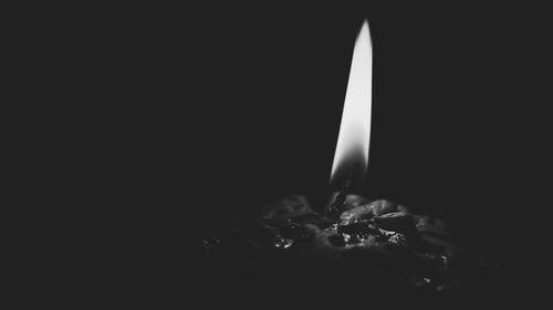 点燃的蜡烛灰度照片 · 免费素材图片