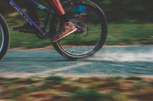 紫色山地自行车漂流照片 · 免费素材图片