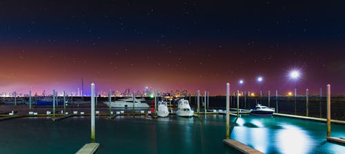 白色游艇在夜间码头 · 免费素材图片
