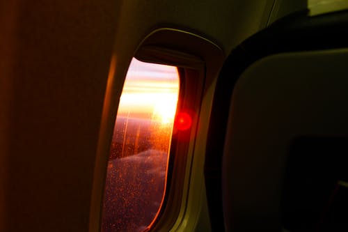 黄昏时飞机窗的摄影 · 免费素材图片