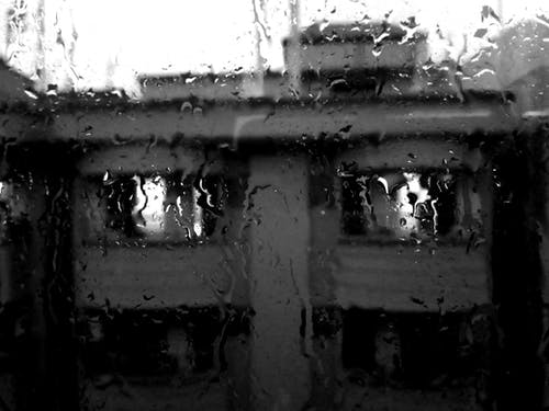雨泼在玻璃窗上 · 免费素材图片