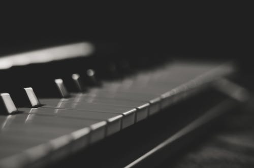 灰色和黑色钢琴键 · 免费素材图片