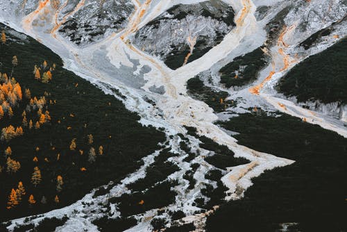 从火山喷发的森林和熔岩的鸟瞰图 · 免费素材图片