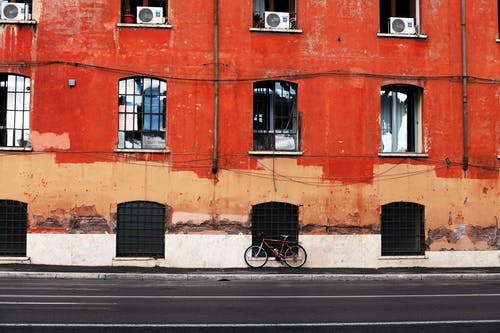 自行车在人行道上的照片 · 免费素材图片