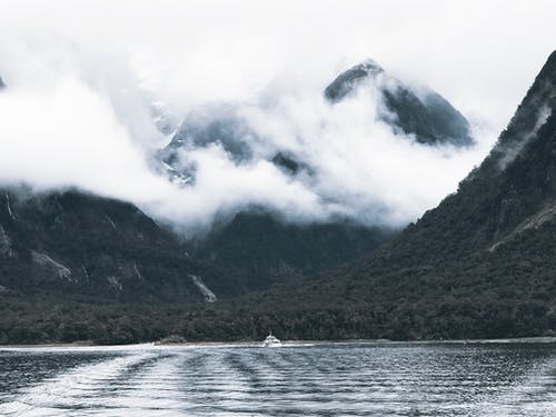 山雾笼罩的水体摄影 · 免费素材图片