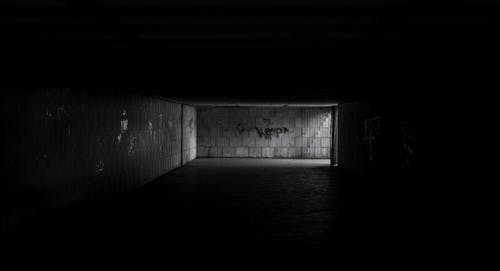 灰度隧道摄影 · 免费素材图片