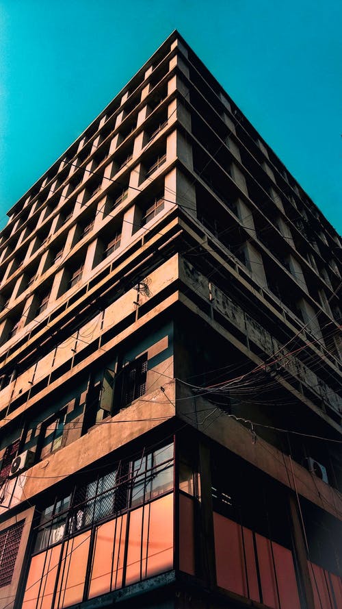 棕色混凝土建筑的低角度摄影 · 免费素材图片