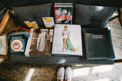 沙发上的杂志摄影 · 免费素材图片