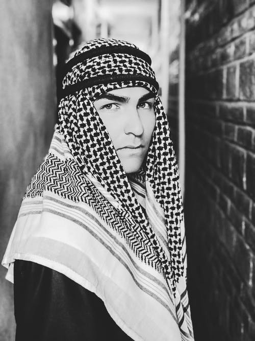 一个穿着keffiyeh的男子的灰度照片 · 免费素材图片