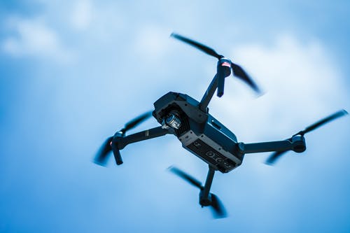 灰色quadcopter在天空上的照片 · 免费素材图片