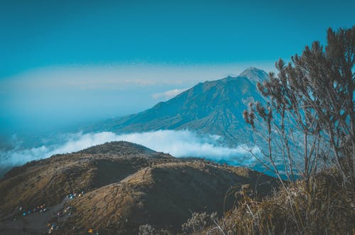 云海环绕的山岳风景摄影 · 免费素材图片