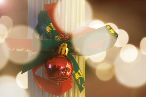 红色摆设与绿丝带的摄影 · 免费素材图片