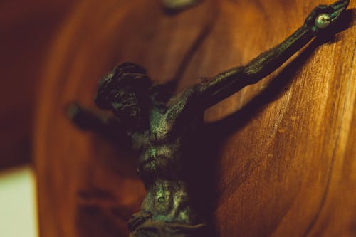 耶稣基督木制雕塑 · 免费素材图片
