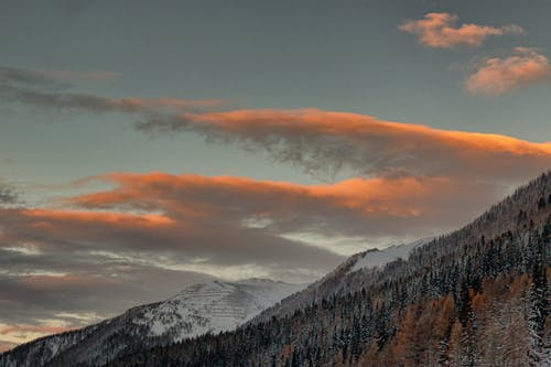 多云的天空下的雪山景色 · 免费素材图片