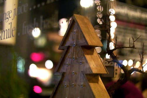 灯泡附近棕色木制圣诞树设计装饰 · 免费素材图片